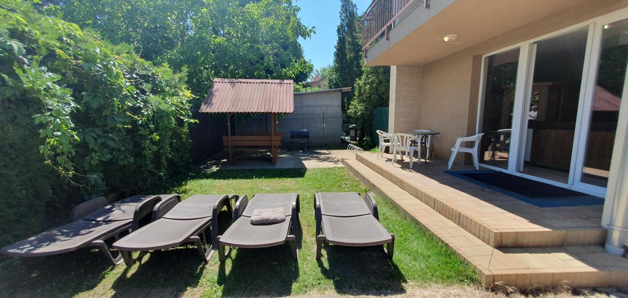 Mandara Wellnes Apartmanok Сиофок Екстериор снимка